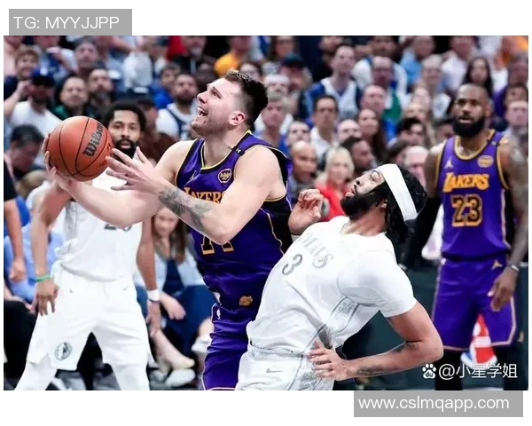 身穿湖人球衣的男孩与独行侠老板同坐一席再现昔日竖中指事件